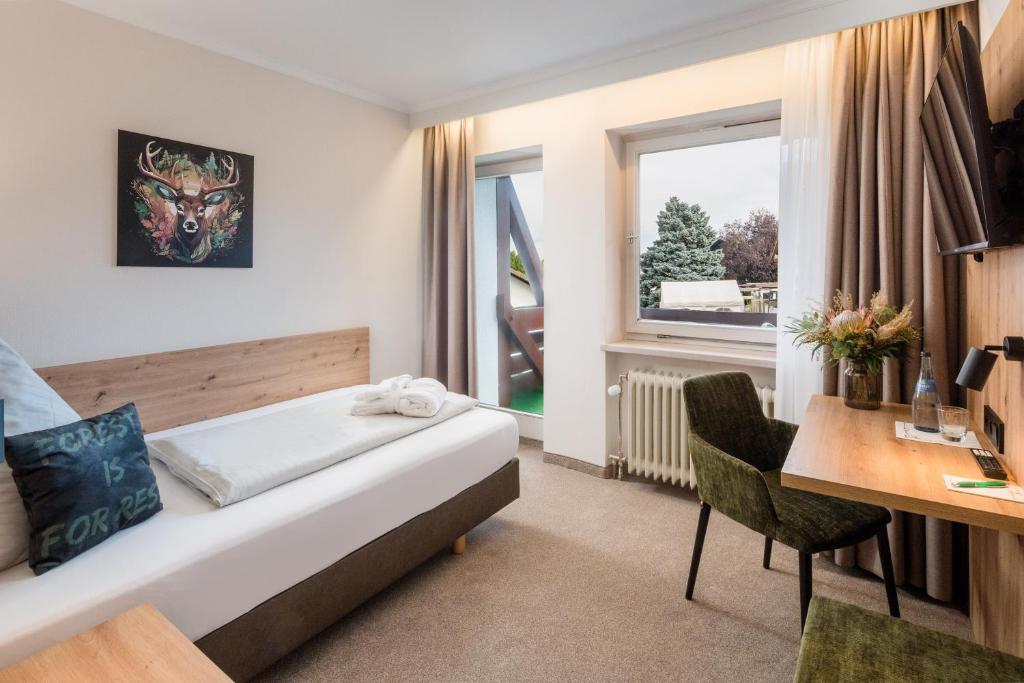 Postel nebo postele na pokoji v ubytování Hotel Waldachtal