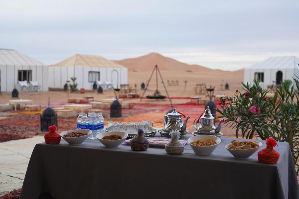 Nespecifikovaný výhled na hory nebo výhled na hory při pohledu z luxury tent