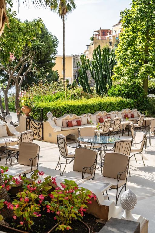 A garden outside Hotel Palazzo Murat