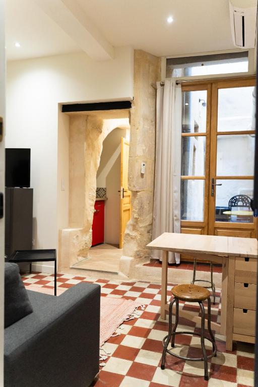 un salon avec un canapé et une table dans l'établissement L'ARLSTUDIO Centre-ville Arles, à Arles