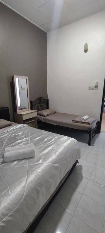 Postel nebo postele na pokoji v ubytování NTC Homestay at Parit Buntar