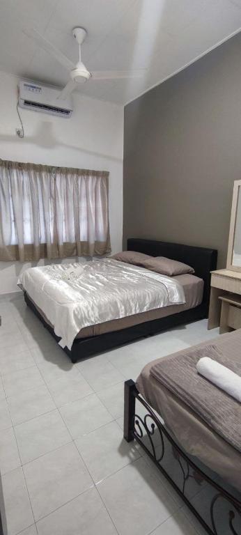 Postel nebo postele na pokoji v ubytování NTC Homestay at Parit Buntar