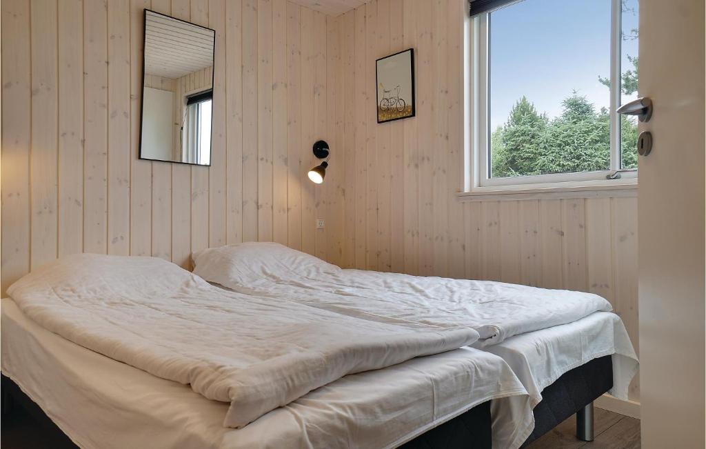 Postel nebo postele na pokoji v ubytování Stunning Home In Vejby With Sauna