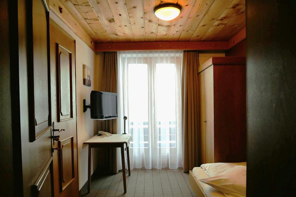 TV a/nebo společenská místnost v ubytování Hotel Garni Bergsonne