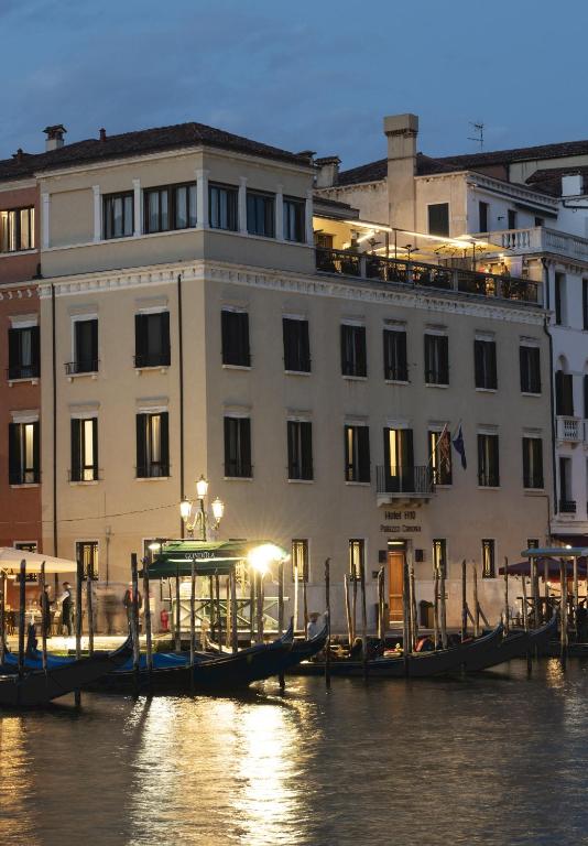 Výhled na řeku, která protéká v blízkosti hotelu