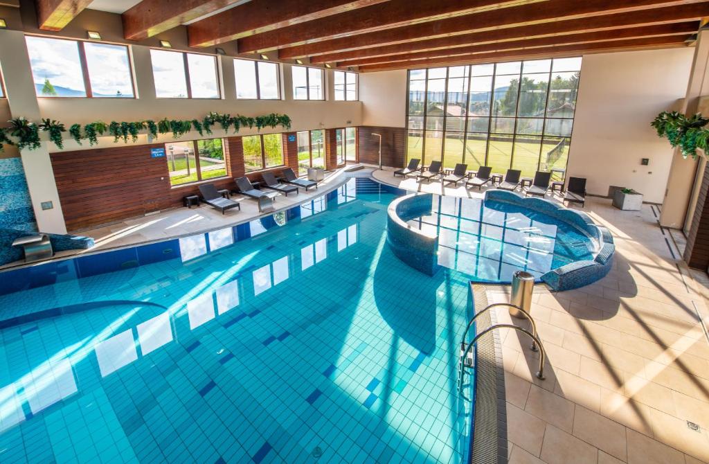 Bazén v ubytování Wellness Hotel Diplomat nebo v jeho okolí