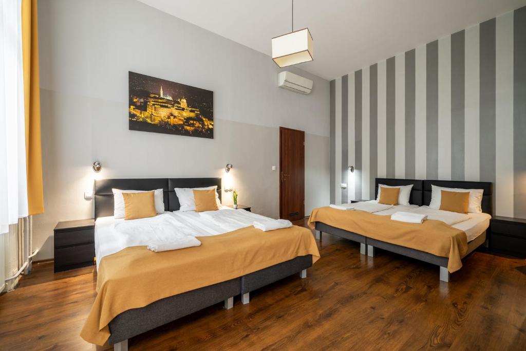 Postel nebo postele na pokoji v ubytování Full Moon Budapest