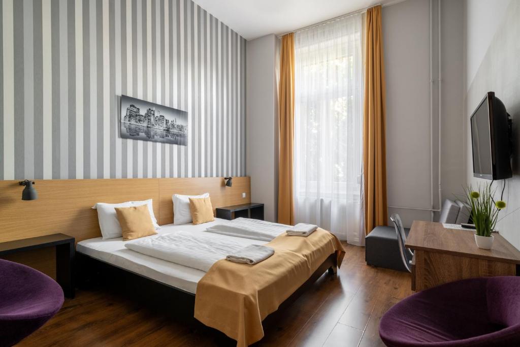 Postel nebo postele na pokoji v ubytování Full Moon Budapest