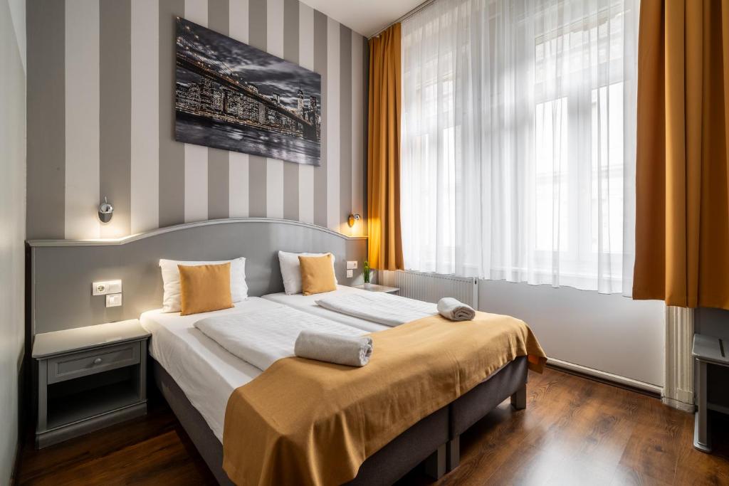 Postel nebo postele na pokoji v ubytování Full Moon Budapest