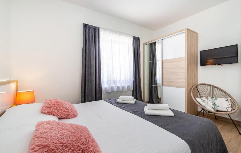 Posteľ alebo postele v izbe v ubytovaní 4 Bedroom Beautiful Home In Pridraga