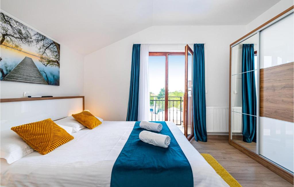 Posteľ alebo postele v izbe v ubytovaní 4 Bedroom Beautiful Home In Pridraga