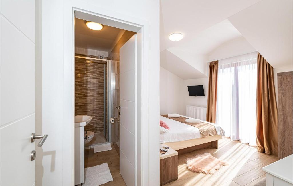 Kúpeľňa v ubytovaní 4 Bedroom Beautiful Home In Pridraga