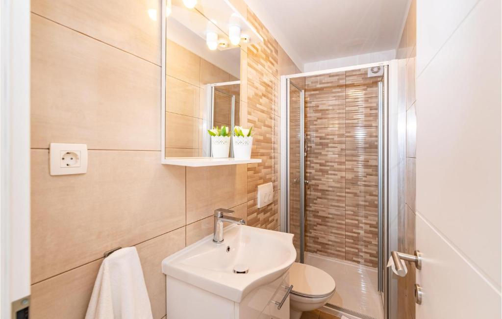 Kúpeľňa v ubytovaní 4 Bedroom Beautiful Home In Pridraga
