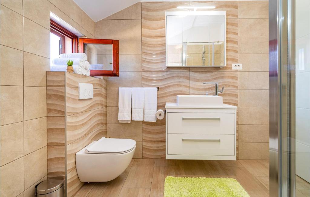 Kúpeľňa v ubytovaní 4 Bedroom Beautiful Home In Pridraga