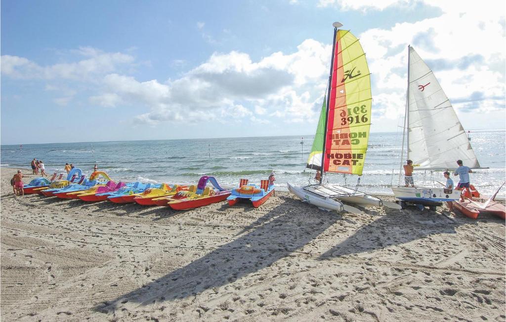 Grupa łodzi siedzących na plaży z widokiem na ocean w obiekcie Eden 2 w mieście Rosolina Mare