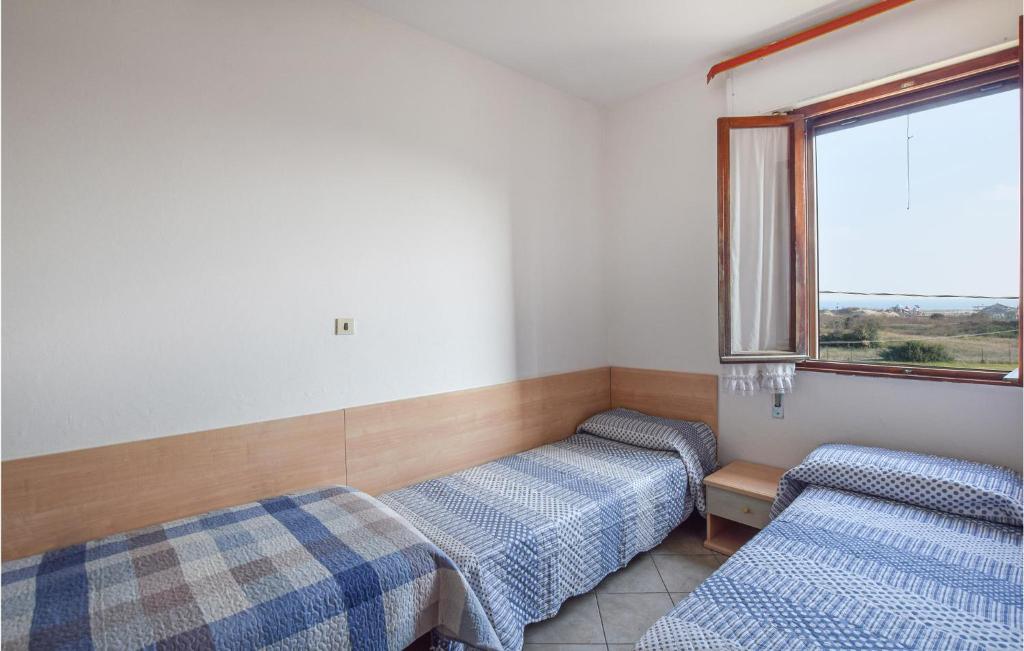 Pokój z 2 łóżkami i oknem w obiekcie Eden 2 w mieście Rosolina Mare