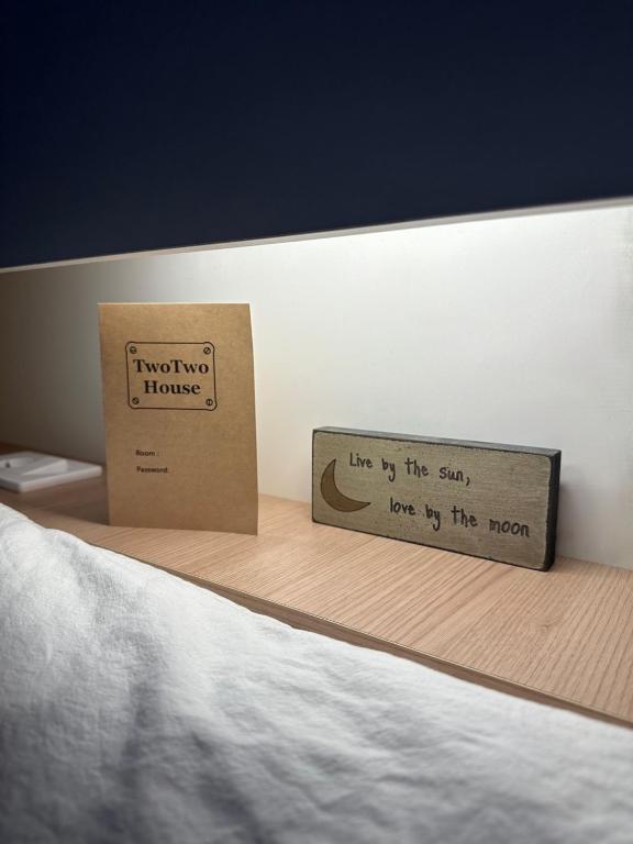 a box sitting on a shelf next to a bed at TwoTwo House in Seoul