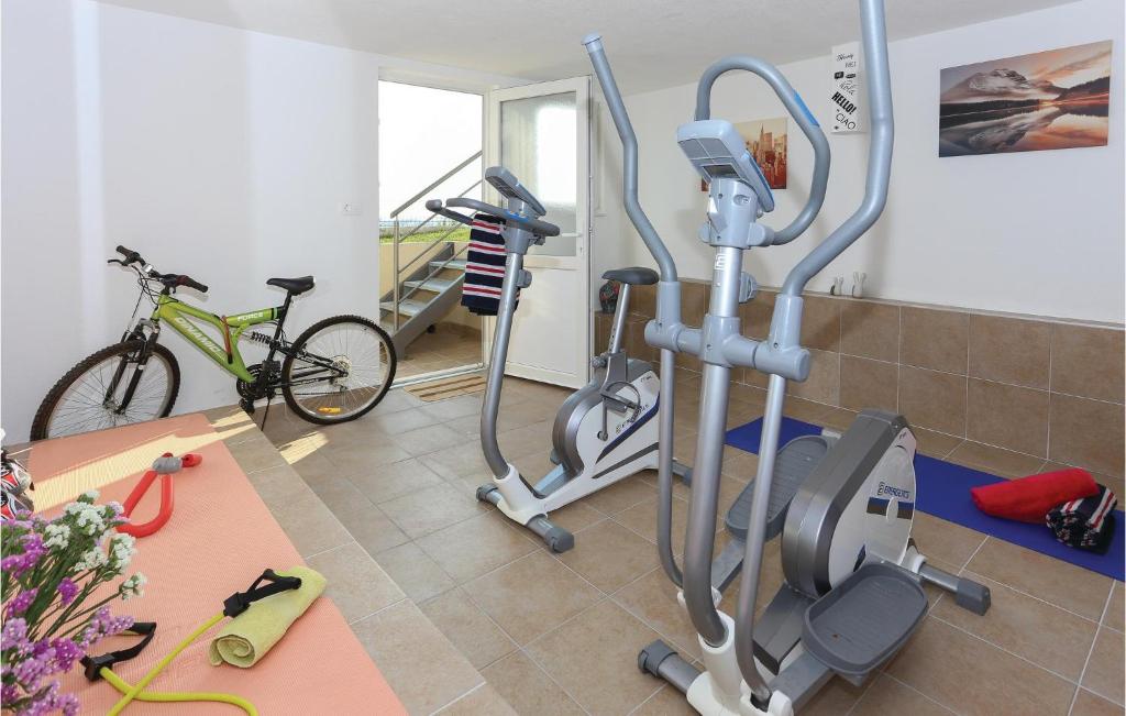 Posilňovňa alebo fitness centrum v ubytovaní Amazing Home In Kucine