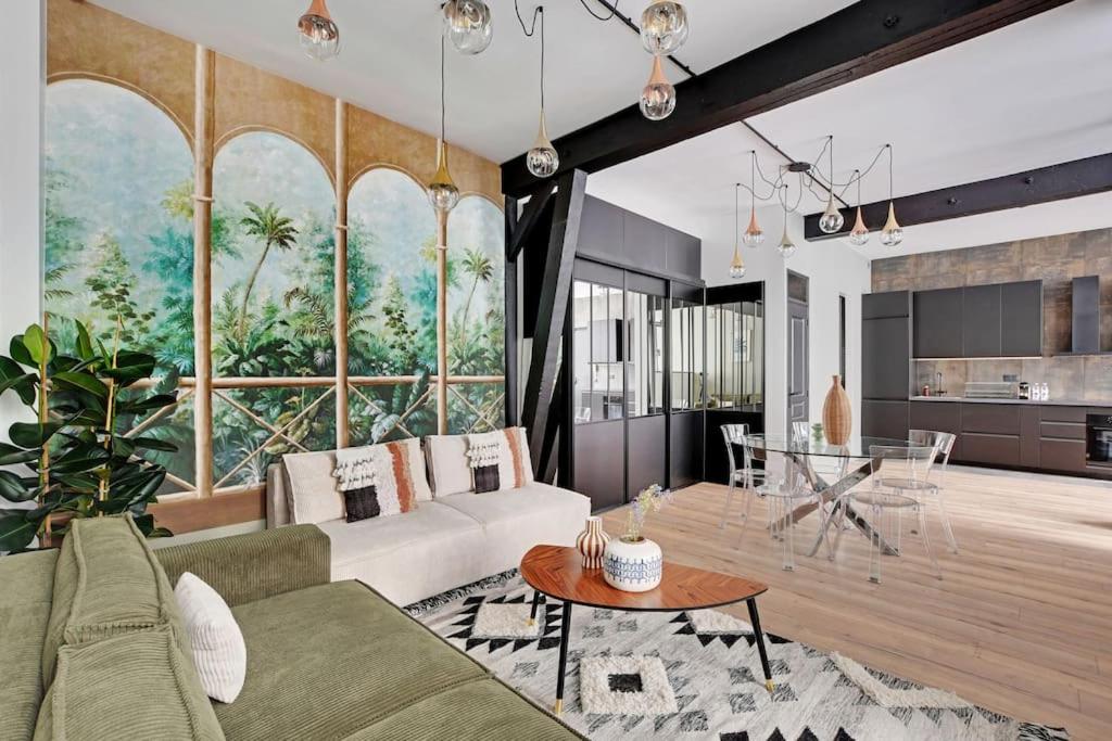 un salon avec un canapé et une table dans l'établissement #2Bedroom#Cosy#Bastille#Voltaire#Paris11, à Paris