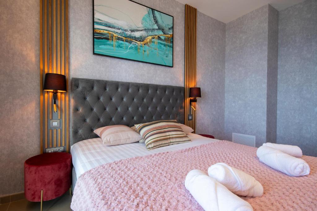 Postel nebo postele na pokoji v ubytování INTEMPO SKY RESORT in BENIDORM TOP PREMIUM APARTAMENTS