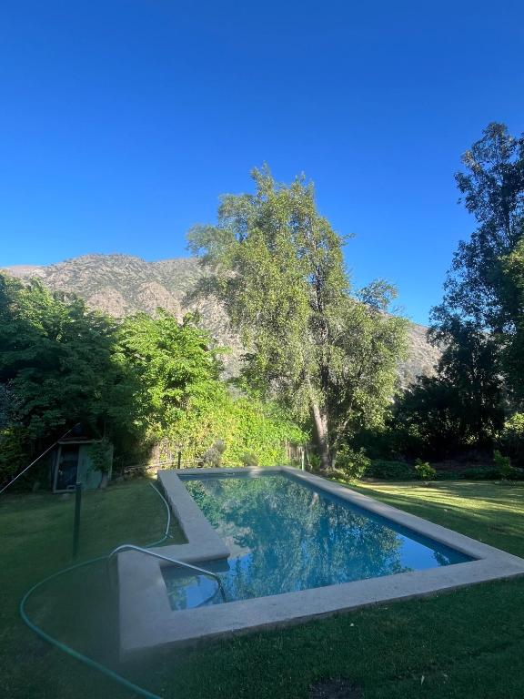 圣何塞德迈波Campito Refugio的庭院中间的游泳池