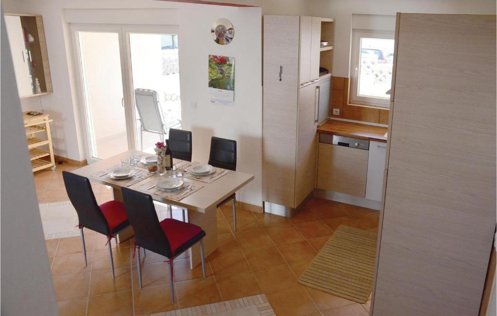 Kuchnia lub aneks kuchenny w obiekcie Holiday Home Betiga With A Fireplace 09