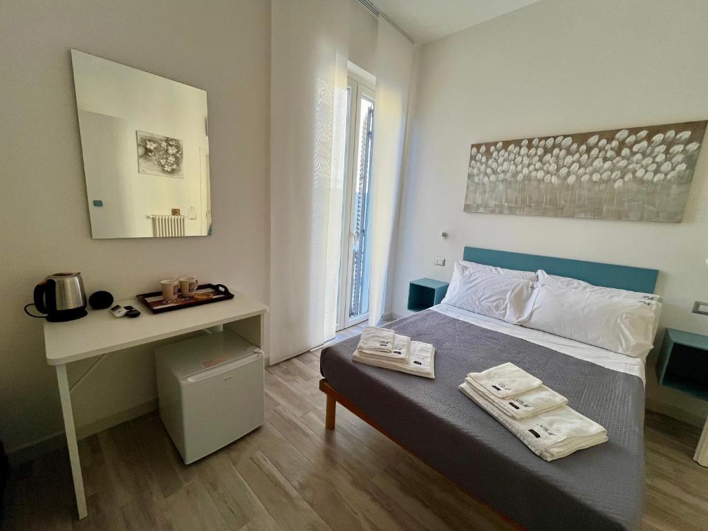 a small bedroom with a bed and a desk at Prospettiva Medina in Naples