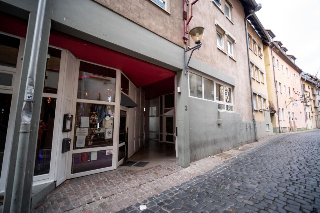 an empty street in front of a building at Monteurwohnung - Cityapartment in Worms