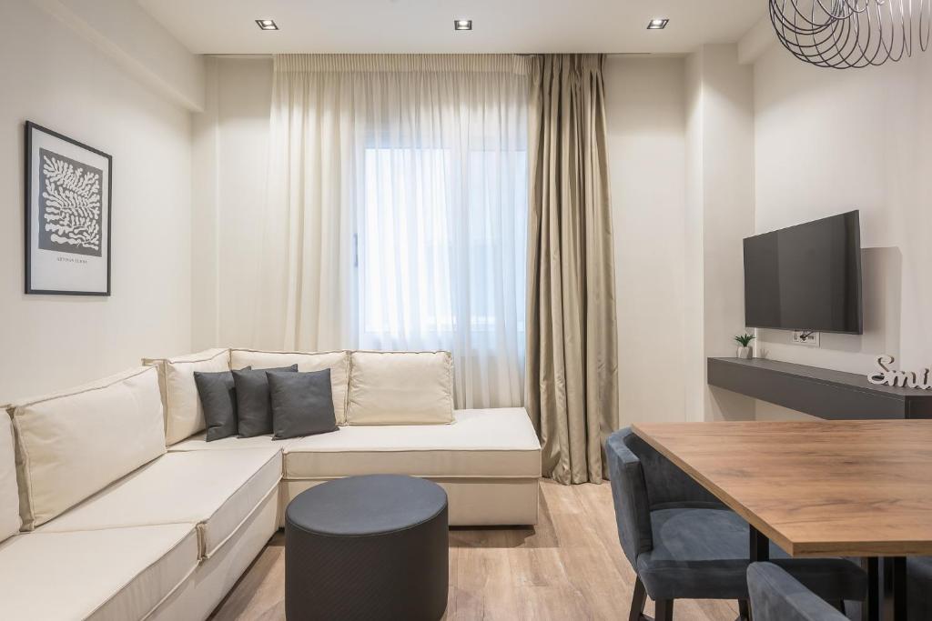 TV a/nebo společenská místnost v ubytování Aeiphoria Suites & Rooms - Athens
