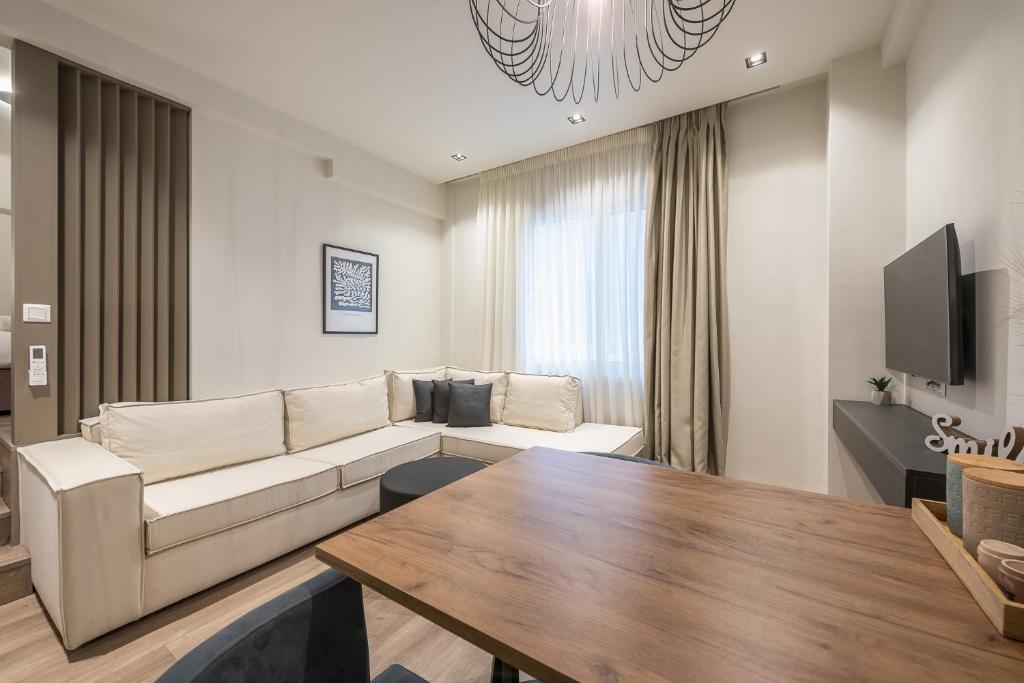 TV a/nebo společenská místnost v ubytování Aeiphoria Suites & Rooms - Athens
