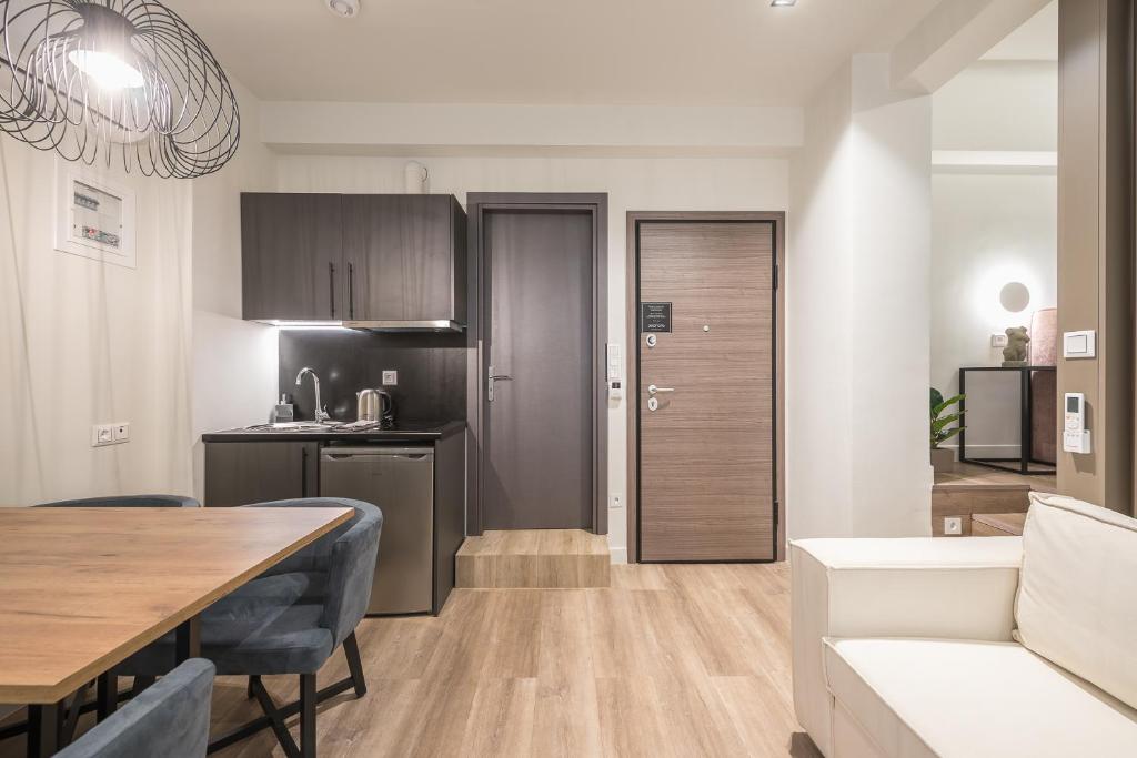 Kuchyň nebo kuchyňský kout v ubytování Aeiphoria Suites & Rooms - Athens