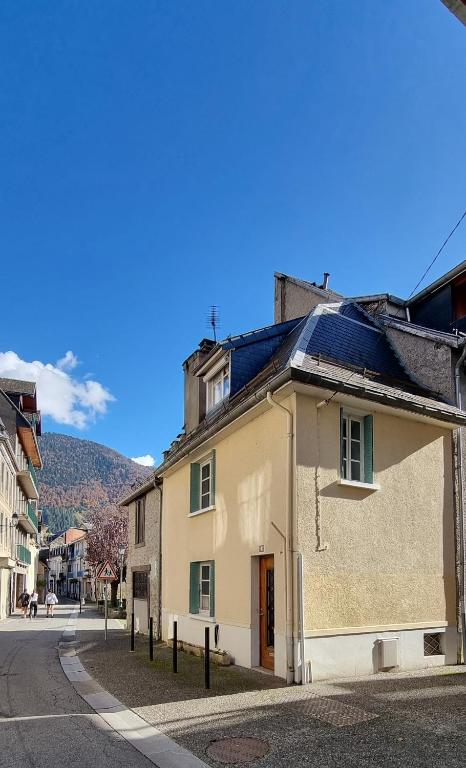 un bâtiment au bord d'une rue dans l'établissement A little traditional French house, à Luchon