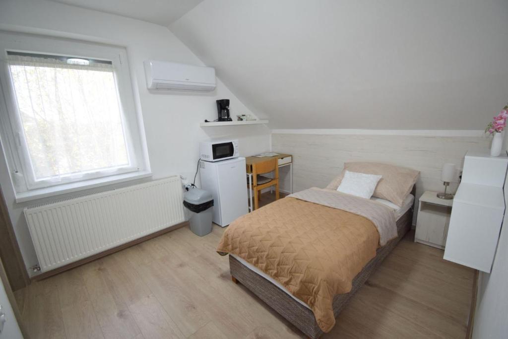 Postel nebo postele na pokoji v ubytování Omni Residence Vendégház