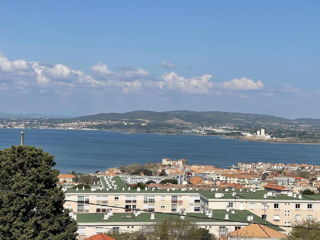 vista su una città e su una cassa d'acqua di Sète, grande villa familiale avec Jacuzzi a Sète