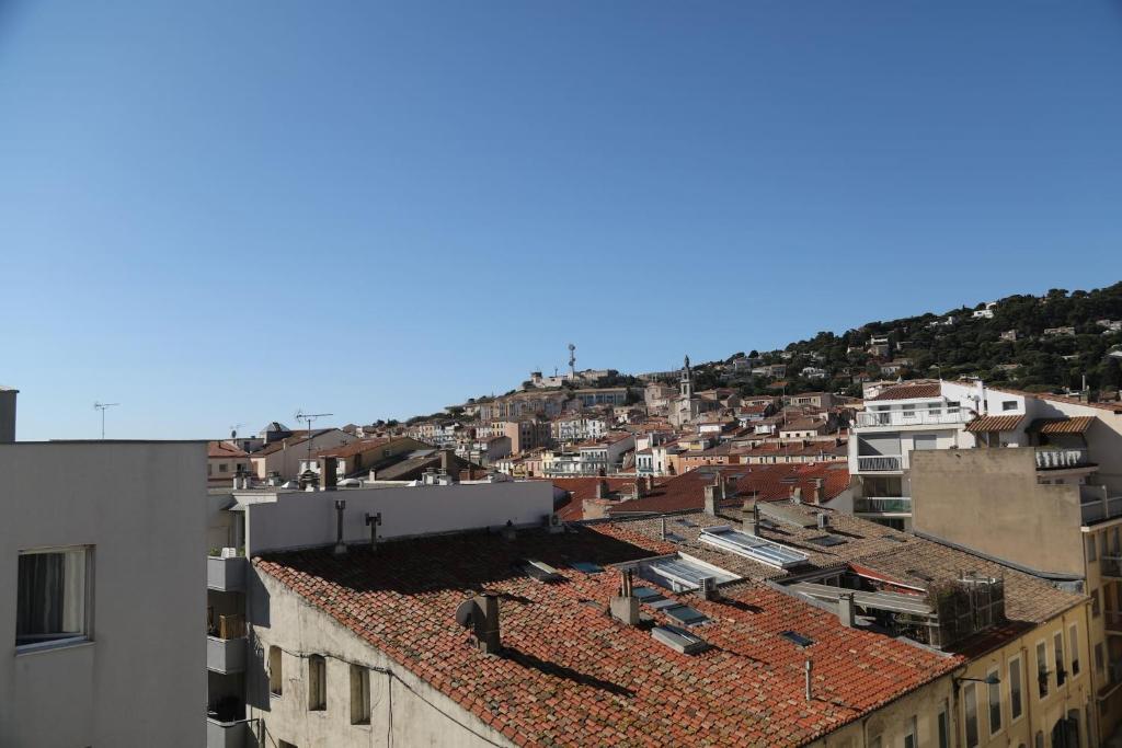 - une vue sur une ville avec des toits et des bâtiments dans l'établissement Sète - bel appartement 4 étoiles avec terrasse vue Saint Clair - plein centre - garage, à Sète