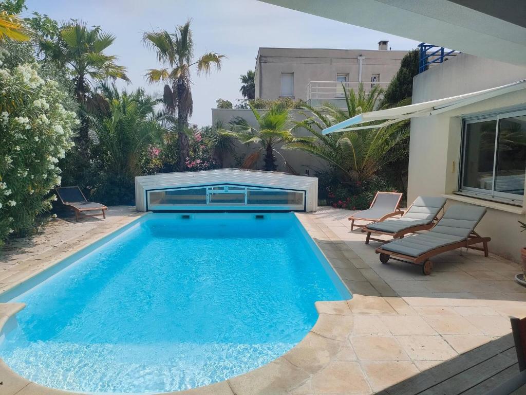une piscine dans l'arrière-cour d'une maison dans l'établissement Sète, Villa 4 étoiles avec piscine à deux pas de la plage !, à Sète