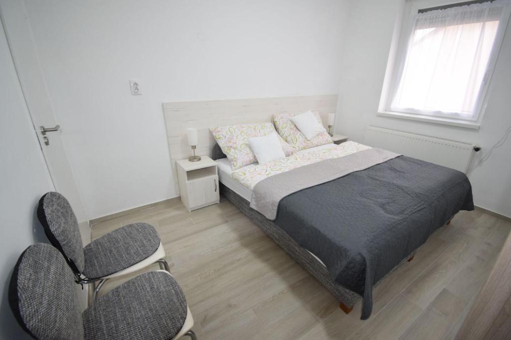 Postel nebo postele na pokoji v ubytování Omni Residence Vendégház