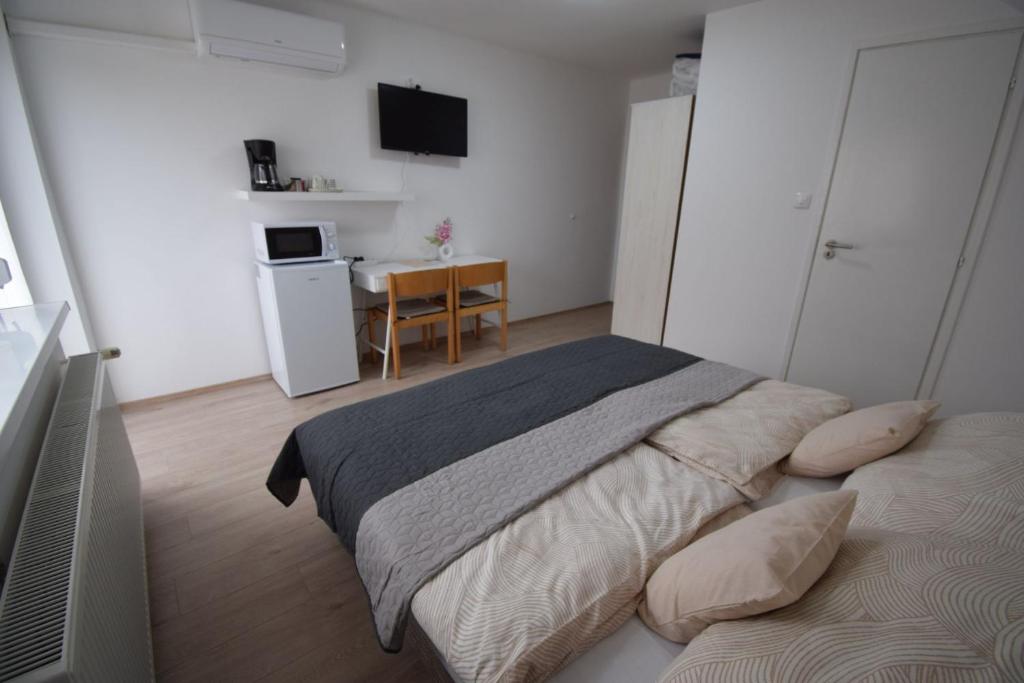 Postel nebo postele na pokoji v ubytování Omni Residence Vendégház