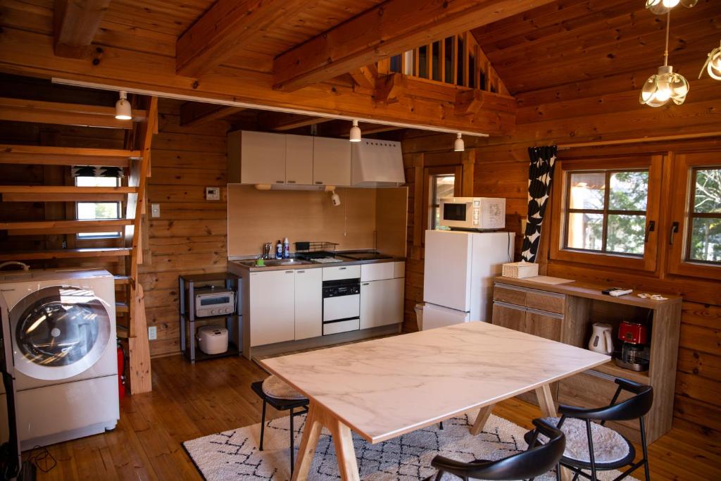 Kuchyň nebo kuchyňský kout v ubytování Three Peaks Log スリーピークス ログ