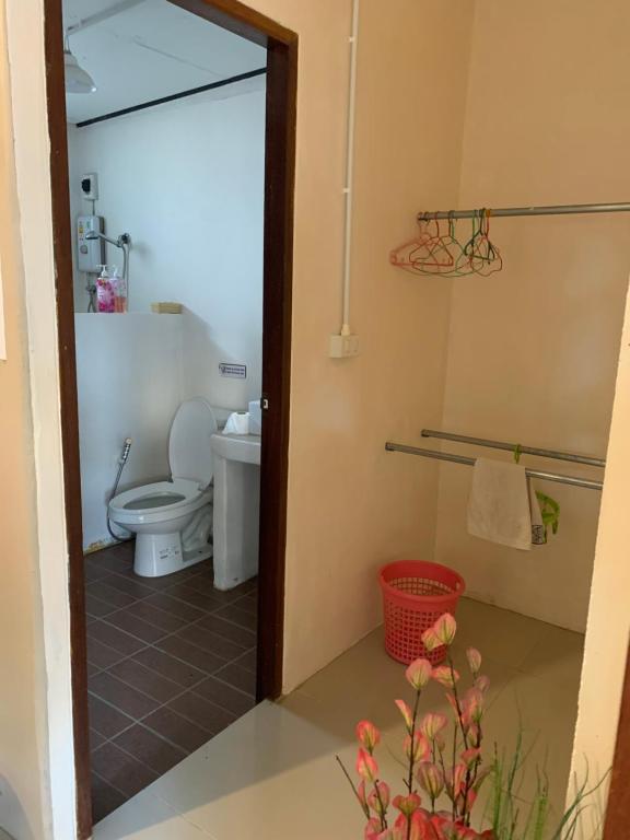 Koupelna v ubytování บ้านใจแปงโฮมสเตย์ Ban Jaipang Homestay