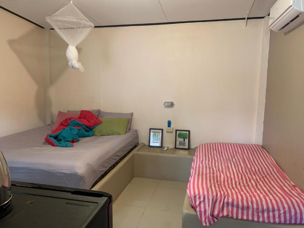 Postel nebo postele na pokoji v ubytování บ้านใจแปงโฮมสเตย์ Ban Jaipang Homestay