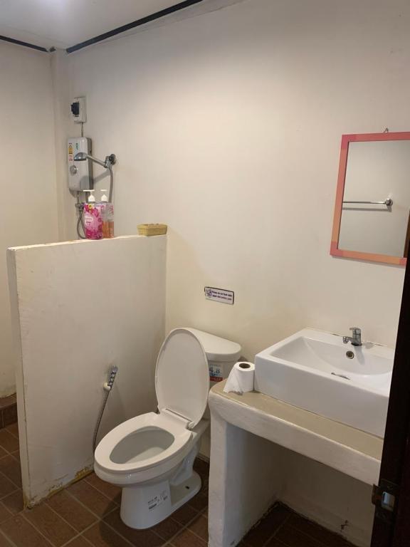 Koupelna v ubytování บ้านใจแปงโฮมสเตย์ Ban Jaipang Homestay
