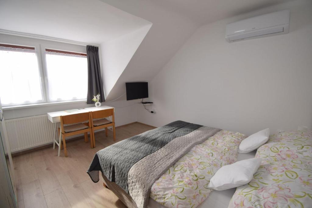 Postel nebo postele na pokoji v ubytování Omni Residence Vendégház