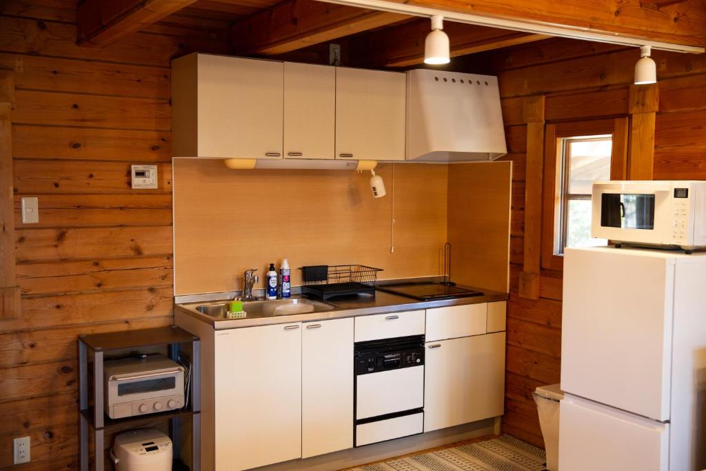 Kuchyň nebo kuchyňský kout v ubytování Three Peaks Log スリーピークス ログ