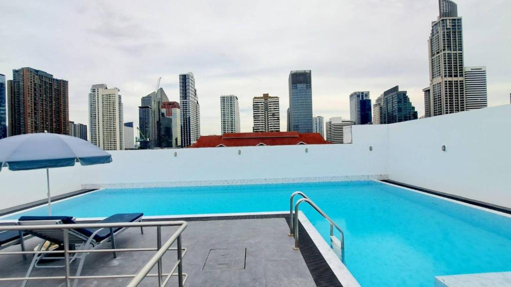 una piscina con vistas al perfil urbano en Harmony Living Condominium, en Makkasan