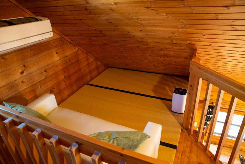 Postel nebo postele na pokoji v ubytování Three Peaks Log スリーピークス ログ