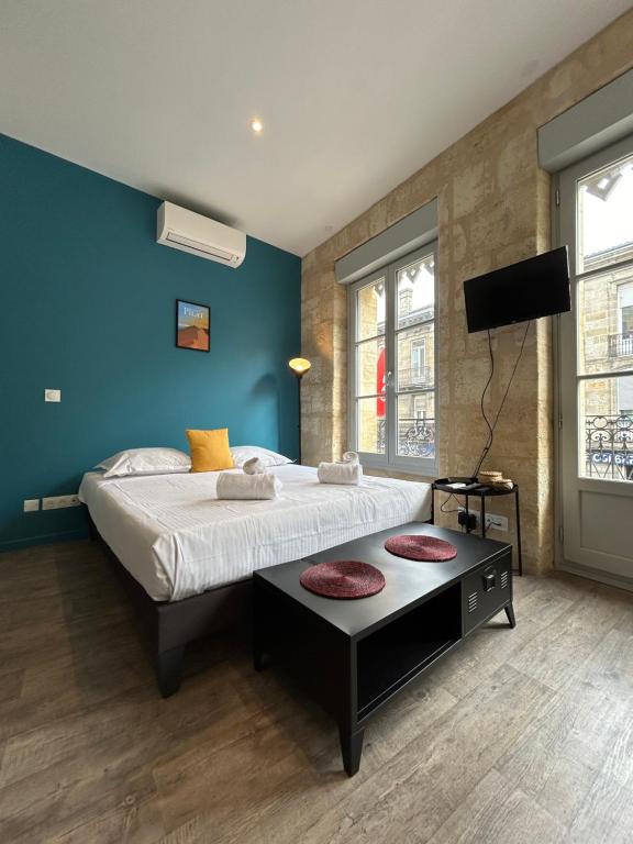Ένα ή περισσότερα κρεβάτια σε δωμάτιο στο Superb flat with air conditioning and beautiful Bordeaux stone for 2p