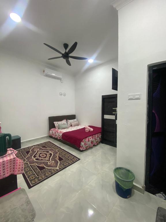 Postel nebo postele na pokoji v ubytování KZ Roomstay