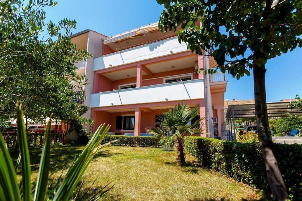 Budova, v ktorej sa apartmán nachádza