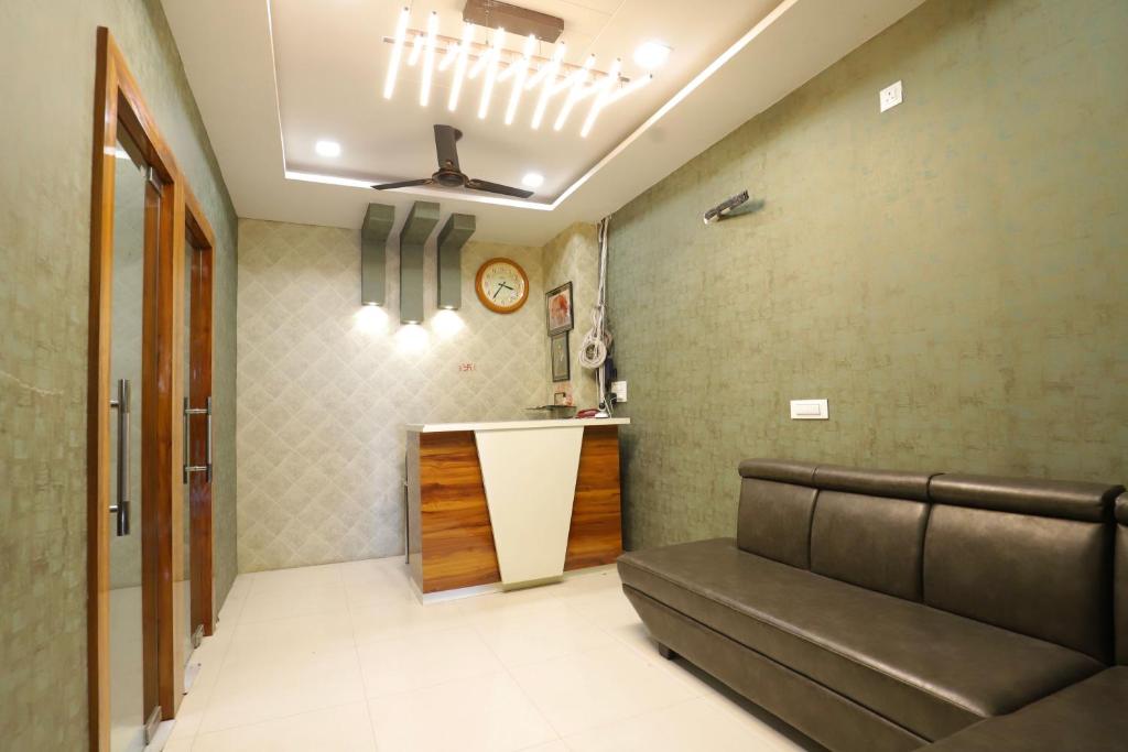 OYO Flagship Hotel Heaven - Housity